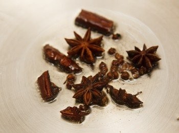 step2: 起油鍋，先將八角、桂皮和花椒下鍋爆香，爆香後將香料撈起。