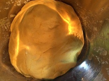 step3: 將糯米粉和南瓜和勻，成為金黃光滑的麵團。
