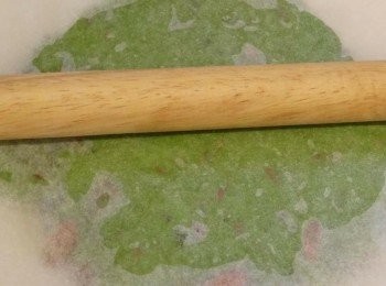 step6: 將模子（砧板也可以）底部鋪上烤焙紙，放上牛軋糖，最後再鋪上一張烤焙紙，用桿麵棍將表面滾平，待牛軋糖降溫定型。