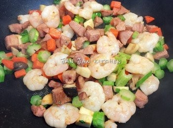 step3: 下油分次序炒香材料。