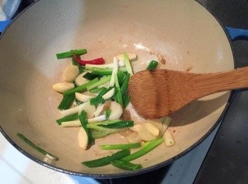 step2: 鍋中放些許油，爆香蒜頭，蔥段，薑片和辣椒，炒香後將辛香料先盛起放置一旁