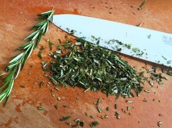 step3: 迷迭香要切碎或攪碎才用來醃豬肋排