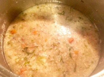 step5: 剩下雞骨架子, 雞肉, 洋蔥, 紅蘿蔔, 芹菜 加上一杯米, 水, 鹽 可作成<span class="group_3">雞粥</span>