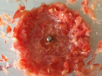 step2: 番茄切塊，同樣放入攪拌機攪碎。