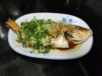 step5: 做法：

將三刀魚清洗後隔乾水份，放少少薑絲在魚身上，隔水蒸水滾起計 5 至 7分鐘，取出魚後倒去魚水，放上蔥花，燒起滾油爆香蒜頭，乾蔥淋上魚身，再倒少少生抽，完成 。