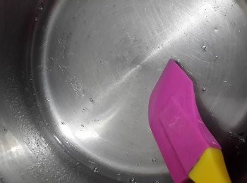 step11: 將<span class="group_3">水晶面</span>的材料倒入鍋中，煮滚，熄火