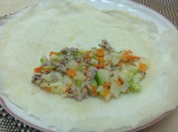 step2: 春捲皮鋪上餡料