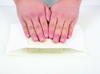 step1: 凍豆腐整塊泡水解凍後，輕輕按壓上下將水分擠出。