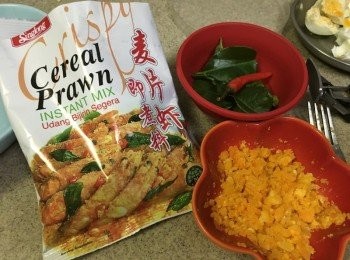 step1: 包裝袋後說明的咖喱叶 我買不到 用了家中泰式檸檬葉取代 效果一樣好吃呢 (或以香葉取代也可以的)