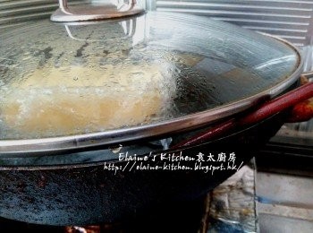 step4: 用筷子將鑊蓋留縫隙 (可避免蒸出來的豆腐過老或變火山口)