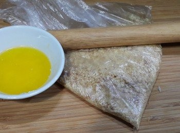 step2: 牛油用熱水坐溶！
消化餅入保鮮袋，用棍壓碎！
（我太大力添，袋都打穿）