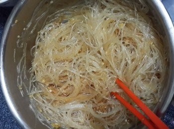 step3: 將1/3的調佐味的蒜蓉加埋粉絲撈勻