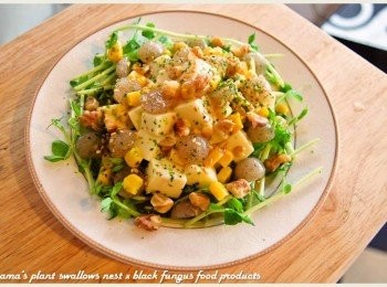 step6: 最後淋上芙蓉豆腐附贈的醬汁與調味包，即可立馬動口享用美味。