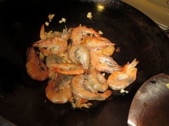 step3: 將蝦子平擺進鍋內，兩面各煎1分鐘撈起備用。