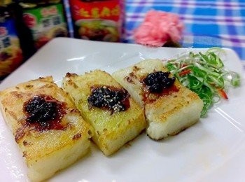 step3: 加上少許的醬油和醬料~想吃什麼口味~紅葱肉燥的古早味氣氣十足? 香椿炸醬的特殊香氣?還是超人氣的沙茶炸醬?~你也來一盤吧~^^