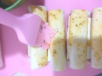 step6: 用掃掃上蛋汁在麵包卷上。