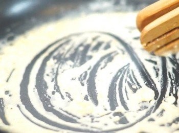 step4: 原鑊加入牛油，用小火煮至牛油溶液後加入蒜蓉炒香，再加入麵粉拌勻。