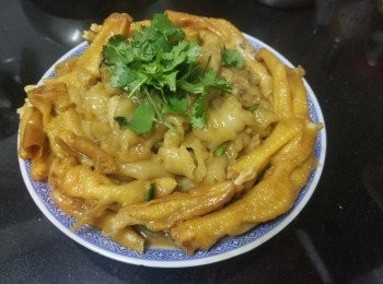 step10: 做法 :

將鵝掌用 3 片薑，黃酒 3/4 湯匙，少少鹽出水 10 分鐘備用，撈起鵝掌後，可繼續將花膠放入出水去腥，滾約 5 分鐘取出隔去水份，稍為冲冷水備用。

先起油鑊用中細火爆香蒜頭，乾蔥，薑片放入花膠輕炒，再加約 1 公升水，雞粉，糖，胡椒粉，辣椒碎慢火燜 30 分鐘，再放入鵝掌，加入老抽，瑞士雞汁，黃酒轉中火滾起，熄火焗 45 分鐘，之後再中火滾起，加少少麻油，完成。
