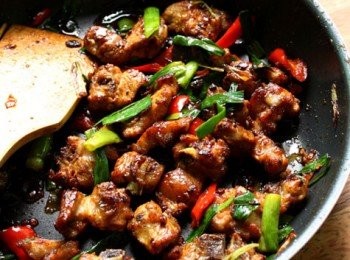 step6: 味道OK，青蒜斷生後即可上鍋享用啦。辣炒排骨　完成