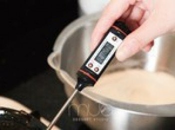 step4: 糖200G+50水煮啊煮~~很多教程說糖水煮到116-121度之間都可以，我這裡煮到118-119關火