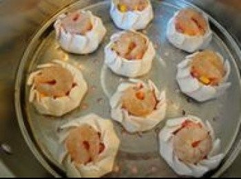 step11: 水晶包生坯放入抹油的蒸屜上，在水晶包上擺入一隻蝦仁。