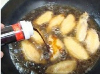 step5: 同時加入生抽一起攪拌均勻