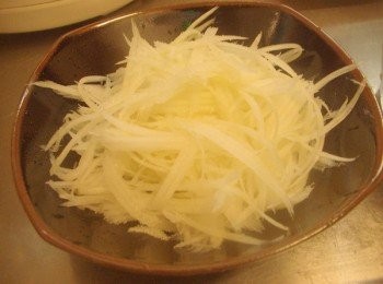 step2: 青木瓜去皮後刨成細絲,
加入少許鹽巴讓其軟化脫水約20~30分鐘ˊ 
然後以冰開水沖掉鹽ˊ捻乾多餘水份