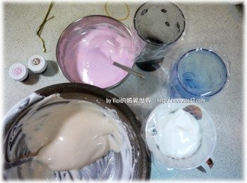step7: 先把白色糖漿取1/2裝入擠花袋中，接著用食用色素調出自己喜歡的顏色後，也裝入擠花袋