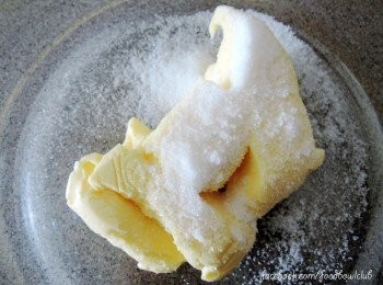 step1: 將奶油和糖放入碗中，然後混合均勻