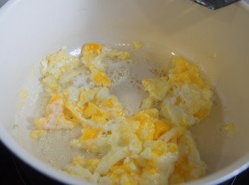 step3: 大蒜香氣出來之後打入雞蛋爆香，高溫的油脂可以將雞蛋的香氣爆出，有了這個步驟整碗麵就是會有一股秘密香氣(雞蛋周圍的泡泡就是香氣來源)