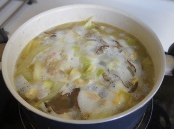 step12: 在炒配料的鍋裡加入熱水或熱高湯