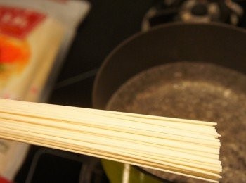 step1: 起一鍋熱水，水滾後下麵條煮三分鐘(註)