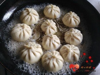 step5: 平底鍋中放一大匙油,抹勻後擺上水煎包,加入一杯水,蓋上鍋蓋