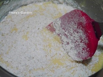 step6: 篩入低粉、玉米粉，攪拌至無顆粒狀