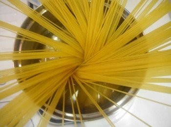 step2: *煮滾一鍋水，下1大匙橄欖油和一匙鹽~放入義大利麵，煮至八分熟。