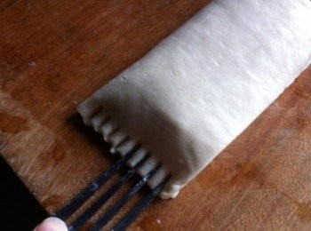 step3: 表面塗抹一層蛋液。
預熱烤箱180度，把做好的酥皮藍莓派送進烤箱，烤30分鐘即可。