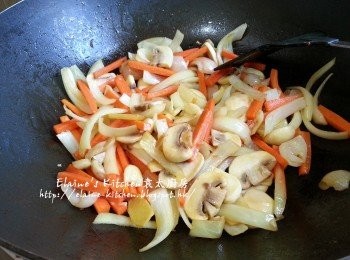 step6: 逐一加入甘旬 , 洋蔥及磨菇片兜勻炒至微軟身