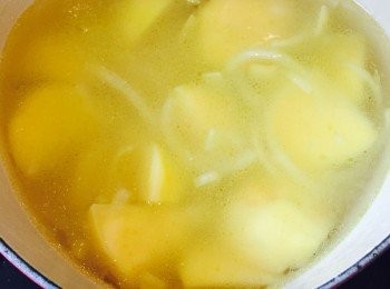 step3: 鍋中加500毫升水，煮滾後加蓋用小火燜約15分鐘至馬鈴薯可用筷子穿過。