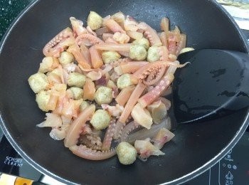 step6: 再加入魚蛋一起炒至水滾起