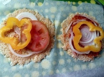 step4: 抹上義大利肉醬後 鋪上所有<span class="group_2">配料</span>