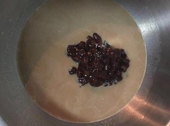 step2: 先將黑糖倒入牛奶中拌勻到溶化，接著再放入紅豆罐頭和溶化的奶油拌勻。