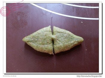 step6: 用膠括在中間切兩下, 做留中間不要斷開。