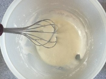 step2: 篩入低筋麵粉拌匀。