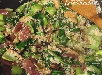 step4: 最後把浸泡30分鐘的米瀝乾水
倒入炒鍋炒約2-3分鐘，
最後加入蠔油、香油等調味料
重口味的朋友可以再加一點白胡椒或鹽哦！