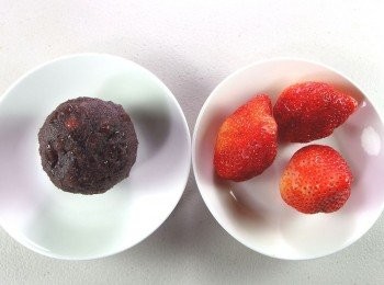 step2: 紅豆泥分成8等份,將每一顆草莓都包上一層紅豆泥,完成後先放冰箱冷藏。