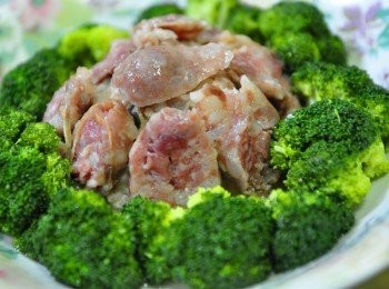 step9: 再將綠花椰為的盤圓裝飾就完成一道酒香常常扣肉囉~