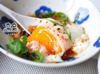 step6: 黃橙橙的溫泉蛋汁最適合搭配不死鹹鮮美的淬釀日式和風醬油露 _ 鰹魚風味醬汁，讓人忍不住大口吸光!