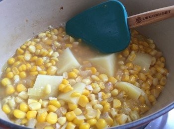 step8: 再加入煮熟的薯仔，關蓋煮軟身約8-10分鐘