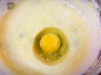 step6: 蛋直接打入拌勻 , 一次只加一顆 , 拌勻均勻才可加另一顆