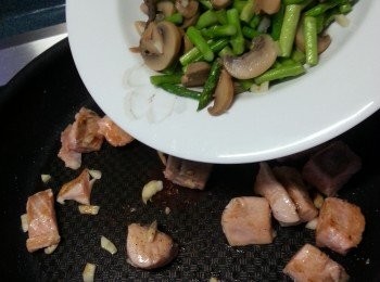 step10: 倒回蘆筍炒勻(不要太大力炒,否則魚會散)